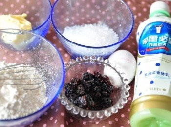 step1: 備料如圖~ 做烘焙一定要把所有材料通通秤好準備好，才不會手忙腳亂!