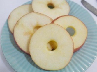 step3: 蘋果洗淨將中間的籽去掉並且切成片狀!!