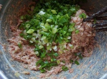 step2: 加鹽和蔥，生抽拌勻。