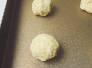 step5: 用刮刀切半並疊加，重複2次。整修成1.5cm厚度，用模具壓出2個，剩餘生麵團疊加並按壓，再用模具按壓（書上做了4個，我做了9個）。