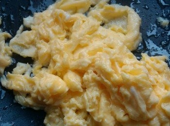 step3: 鍋燒熱，下油，油溫差不多160度以上，就是手放上面會感覺到溫度，這樣倒入雞蛋快炒會很嫩，圖片這樣可以倒回碗等下用