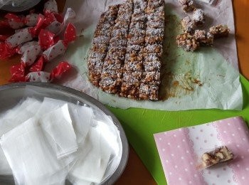 step19: 食用糯米紙剪開與糖尺寸差不多大少,包上糖再包上糖紙即可 (食用糯米紙可於烘焙店有售賣)