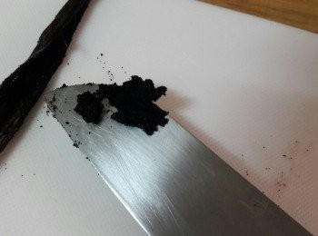 step4: 把香草籽用刀背刮出