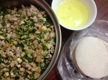 step2: 將饀料混合韮菜粒撈入蛋白漿令佢黏成一團容易包上麵皮上