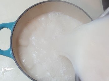 step3: 煲滾豆漿，以一尺高距離，撞入石膏粟粉水中 。