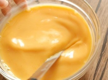 step8: 先把雞蛋打散，量出所需要的份量。把雞蛋加入步驟7中，以小刀拌勻。（用小刀攪拌可以幫助切斷蛋白的「筋」而且可以減少打入蛋漿中的氣泡，比其他工具更好！）