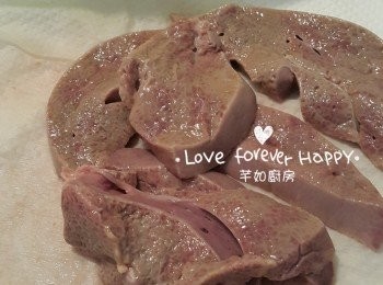 step3: 用廚房紙印乾水份, 可見豬潤色澤變淡及稍微發大