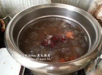 step4: 再加入適量水用中火煲30分鐘至滾