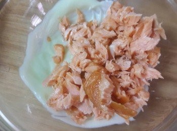 step8: 加入用鹽 , 米酒醃過 , 並煎熟後拆肉的鮭魚拌勻