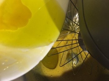 step5: 再將橄欖油加入蛋漿。