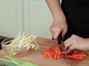 step2: 將所有配菜材料切成絲