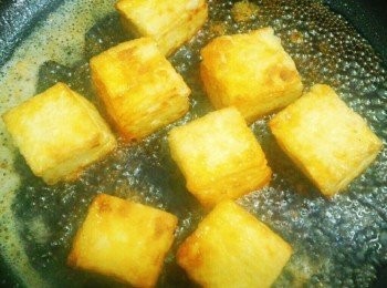 step5: 把多餘的油份擦掉後，在將照燒醬汁倒入，煮到水份略乾盛盤，最後再撒上芝麻和蔥花就完成了。