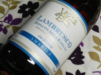 step1: 義大利LAMBRUSCO 粉紅茶李 汽泡酒，帶有天然草莓氣息，做為餐前酒或甜點酒皆宜，微妙的酸度變化，降低甜品、點心的甜膩口感
