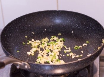 step5: 同一隻鍋中珃下少許油，放入蔥末，蒜末及薑末炒香（約 1 - 2 分鐘）