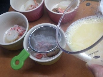 step4: 預備小碗，先放入冬菇，蟹肉及帶子
利用隔篩過濾雞蛋液落小碗