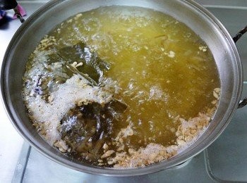 step1: 水滾後熄火，下昆布，除了奶油外,下所有的[<span class="group_1">湯頭</span>調味] 大約泡8分鐘，把所有的渣渣撈掉即可! 若沒昆布可以省略掉昆布這一步驟