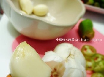 step2: 3) 蒜頭也是一樣作法, 去皮切片備用