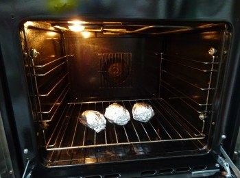 step3: 稍為攤凍，然後用錫紙包裹，再放入焗爐用一百八十度焗三十分鐘至熟透

在薯仔中央用刀子在切開，呈深坑狀，
最後放上調好的沙律醬汁 (沙律醬四湯匙+煉奶一湯匙調成醬汁) 便完成