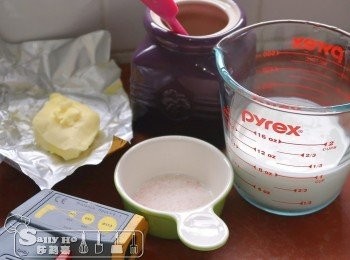 step1: 厚底鍋內將砂糖、蜜糖、水和葡萄糖漿大火煮成焦糖（約180度）。