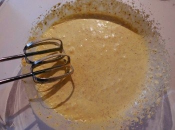 step2: 水果內餡做法： 將蛋打入碗裡，加入杏仁，開心果，重奶油，糖，白蘭地，中筋麵粉及無鹽奶油，攪拌器中速打到滑順均勻，約兩分鐘。完成後放入冰箱冷藏。