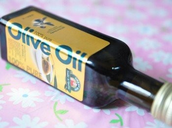 step10: 【得意的一天橄欖油】選用義大利頂級品種橄欖，100%原裝進口；在橄欖最新鮮食以手工摘下並24小時內低溫壓榨，再放到5度C恆溫地窖，完整保留橄欖的美味及營養精華~ 【得意的一天橄欖油】發煙點超過190度C，油煙量低，適合涼拌、煮、低溫拌炒等烹調方式，油質穩定不會劣變產生有害物質，符合東方人的料理習慣~ 有這麼多優點，趕快為家人的健康也準備一瓶喔~