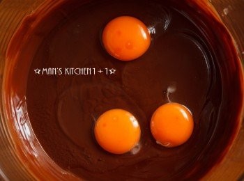 step3: 再來倒入雞蛋攪拌均勻。