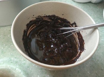 step5: 把牛奶加熱至微暖與可可粉拌勻再加入菜油和雲呢拿香油拌勻備用。