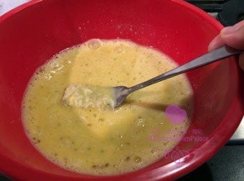 step4: 隔走白飯魚既水份，將白飯魚同蛋漿撈均