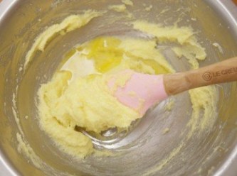 step6: 將雞蛋液分次加入並且用打蛋器拌勻。