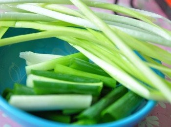 step2: 準備1小把韭黃及青蔥切段
