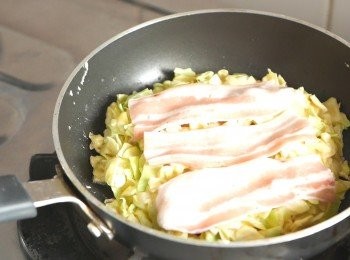 step5: 平底鍋中，以中大火燒熱油，調至中小火，加入粉漿弄成圓形，放上豬腩片，煎 4 分鐘。