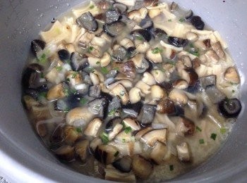 step3: 放2嘜米對1嘜冬菇水及1嘜瑤柱水入電飯煲內按掣，待飯滾後倒入冬菇粒、瑤柱、海參粒再次煮到飯掣跳起加蒸魚豉油青蔥裝飾吊味，焗多5分鐘便可享用
