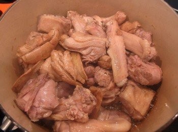 step12: 加入汆燙好的鴨肉塊,用中大火翻炒至鴨肉表面上色。