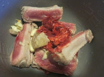 step3: 锅内留底油，小火下葱蒜煸香，加入南乳、料酒、冰糖和适量清水烧开；