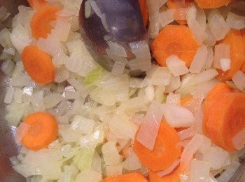 step4: 取一個鍋子放少許油，倒入洋蔥、紅蘿蔔與大蒜一起炒香。（這個步驟很重要，一定要炒香且洋蔥成透明狀，湯才會有香氣）