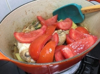 step5: 開蓋加入蕃茄炒均, 加入少許蕃茄汁煮5分鐘, 再加少許糖, 若喜歡蕃茄原件, 可以減少煮的時間