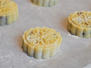 step15: 表面撒一些水，於已預熱400℉/200℃的烤箱中烤7~8分鐘至表面定型