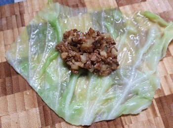 step12: 將一塊椰菜剪去硬的梗,將適量的餡料包在中間,用西芹條綁好,將多餘的椰菜用較剪修剪,中間放上一粒杞子,然後用大火蒸5分鐘