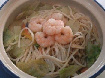 step4: 最後將所有<span class="group_1">食材</span>夾放至另一碗中後，再稍加擺盤一下即可，
村家味的麵條Q彈好吃，打算在公司發起團購，邀約同仁一起來品味！