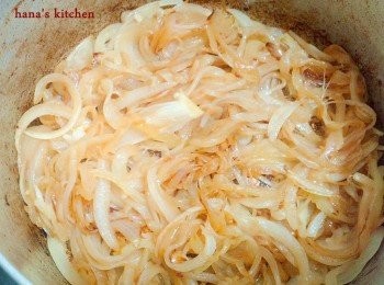 step2: 熱鍋,將奶油放入溶化後,先將蒜頭炒到香味出來後再將洋蔥炒到焦糖色