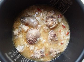 step6: 將拌炒好的麻油雞糯米飯移至電鍋內鍋,加入2/3米杯的水蒸煮即可。 日式電子鍋選擇[什錦飯]功能烹煮。 大同電鍋則是外鍋放一杯水。煮好後燜15分鐘即完成。