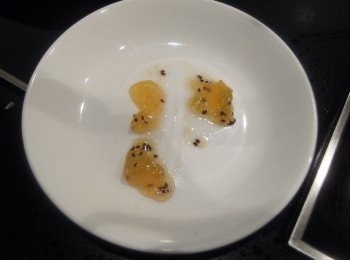 step8: 熬煮約30-35分鐘左右,將果醬取出一小湯匙在盤子上從中劃開,果醬不會融合即代表熬煮完成。