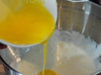 step4: 蛋糕做法：先用電動打蛋器打發雞蛋，糖及鹽，打發約一分鐘，然後加入溶化牛油 （必須是待涼的）拌勻