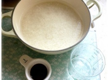 step3: 將米洗淨，加入米調味。