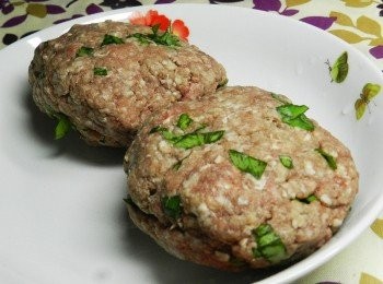 step3: 將<span class="group_2">漢堡</span>肉分為兩個，揉圓後壓一下