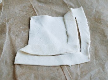 step3: 然後打開，成兩個一大一小的正方形，將左下角向右上對摺，放在小方正的對角上