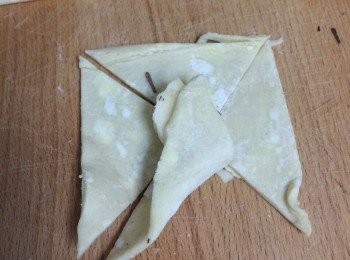 step3: 將該四份三角，順序將其右角向中間摺（能蓋著香蕉為準）