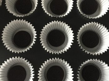 step4: 在已鋪了入爐紙杯的杯子蛋糕烤盤中加入Oreo餅乾。