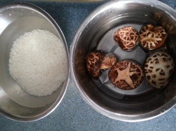 step1: 糯米先用水浸4小時,冬菇用水浸軟