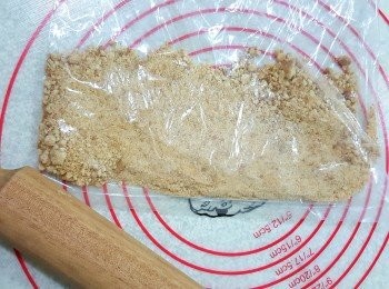 step2: 餅乾敲碎備用。